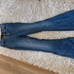 Knappt använda utsvängda jeans i storlek 32-34 