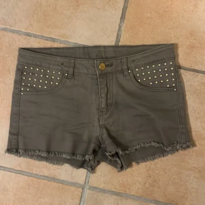 Gröna shorts - Jätte fina gröna shorts från HM. Säljer för dom e för små för mig. Jätte bra skick
