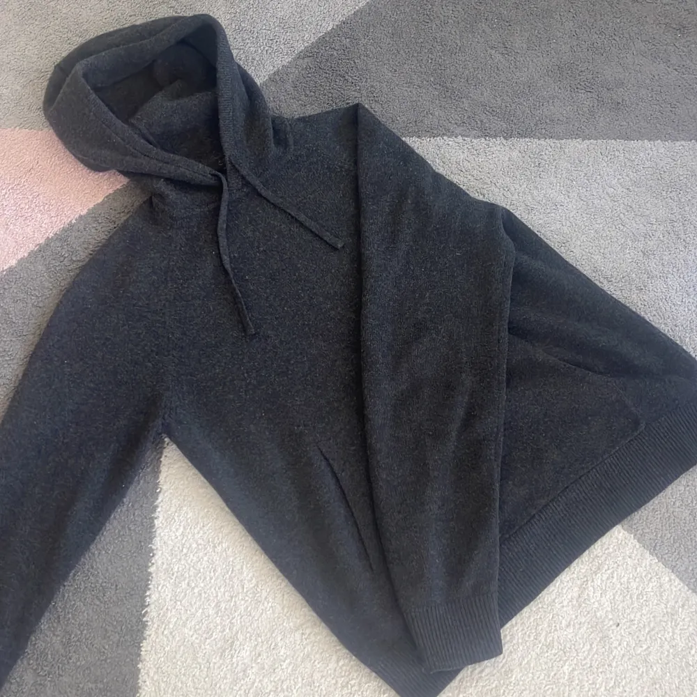 Otroligt soft hoodie i 100% kasmhir. Perfekt till sommarkvällar🤩☀️💯 Strl M. Färgen är Svart/Mörkgrå. Tröjor & Koftor.