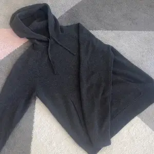 Otroligt soft hoodie i 100% kasmhir. Perfekt till sommarkvällar🤩☀️💯 Strl M. Färgen är Svart/Mörkgrå