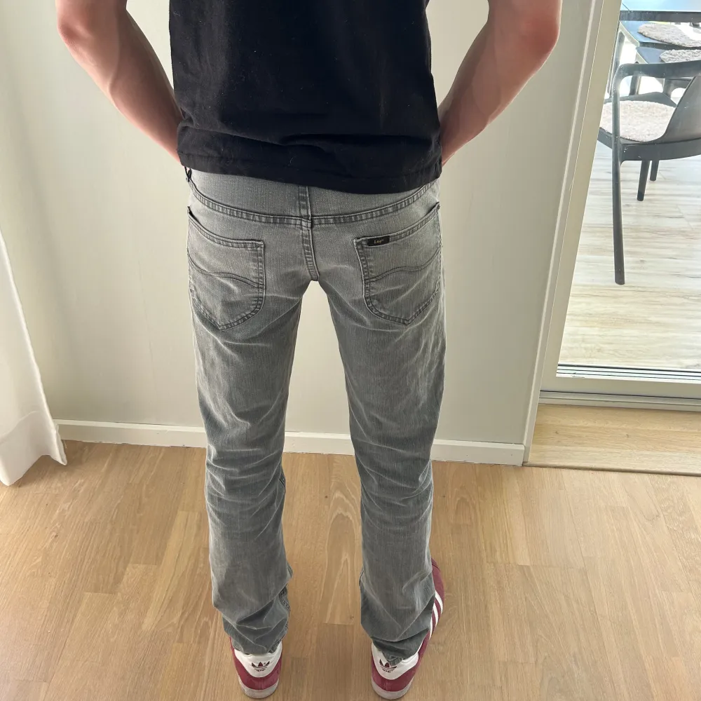 Grå Lee jeans. Storlek: W29 L32. Modell på bild: 183 cm. Jeans & Byxor.