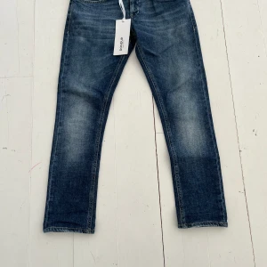Dondup George jeans - Tja, säljer nu mina Dondup george jeans då de har blivit för små. Skick 9/10. Tags medföljer vid köp. 