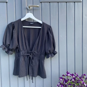 Ginatricot-Blus, strl. S - Söt blus från Ginatricot med knyten. Polyester. Utan anmärkningar. 