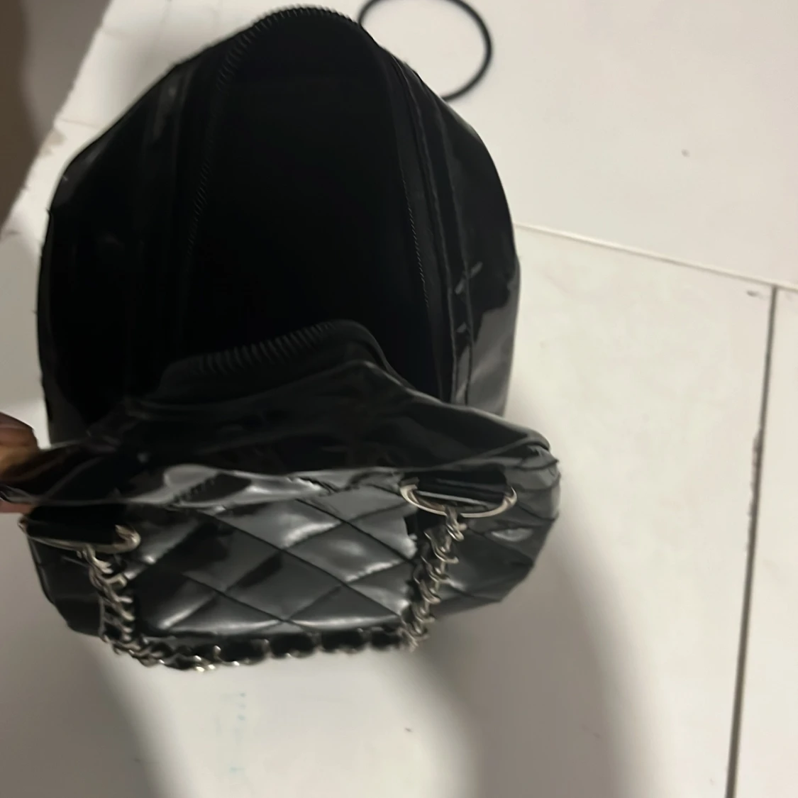 Handväska med silverkedjor - 1