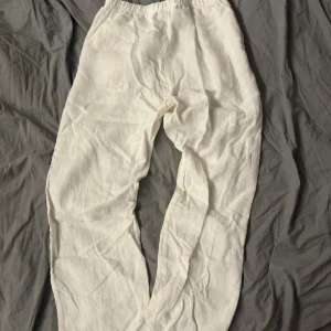 Linne byxor - Linnebyxor från Weekday. Köpta för 699kr. Inget fel på dom passade inte mig bara. Använd 2-3 gånger. Pris kan diskuteras 