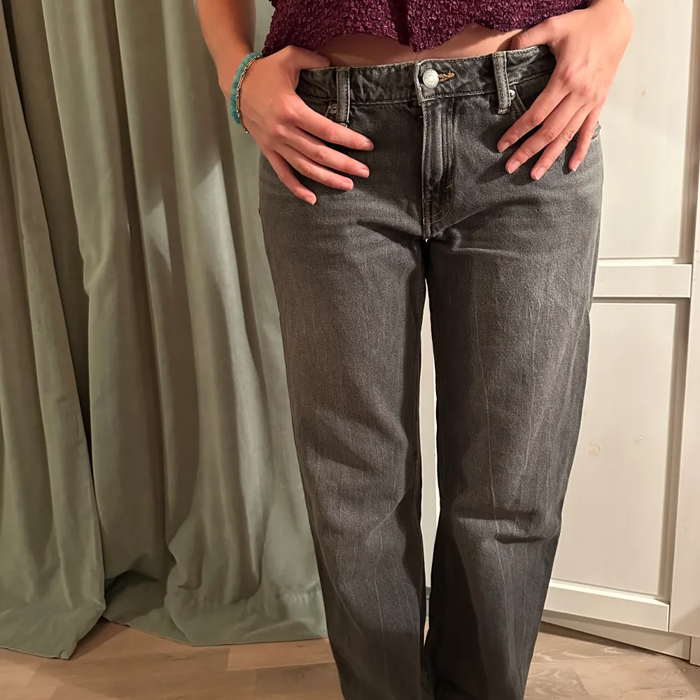 Gråa jeans i nyskick, används endast en gång. Jeansen är raka i modellen.. Jeans & Byxor.