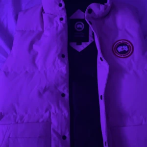 Vit canada goose väst - Helt ny använd några gånger skick 10/10 tar även emot byten