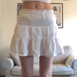 Volangkjol - Superfin kjol med volang som jag tyvärr aldrig fått användning för. Tryck gärna på köp nu❤️