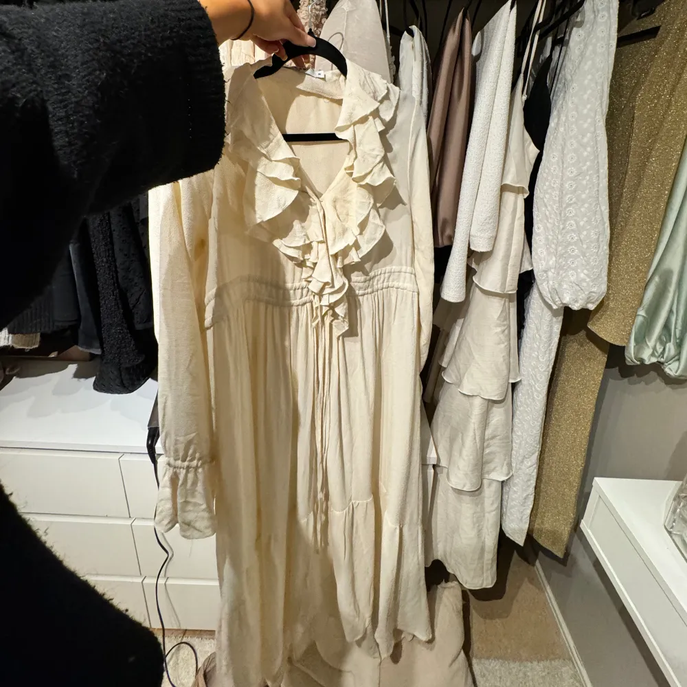 Säljer denna klänning från Sanna jörnviks kollektion med Nakd, så fin till sommaren! Vid intresse skickar mer bilder! . Klänningar.