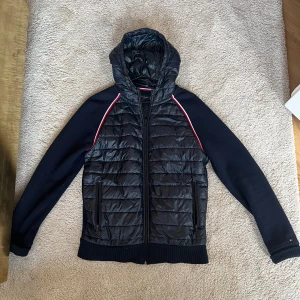 Cardigan Tommy Hilfiger - Säljer min cardigan från Tommy Hilfiger i storlek S då den ej passar längre. Inga hål eller likande. Pris kan diskuteras!