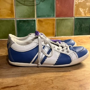 Vintage sneakers samba - Skitcoola vintage sneakers som ser lite ut som adidas sambas, jättefin blå och vit färg, och bra skick!💙