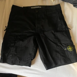 Stone island shorts cargo black - Stone island shorts Svarta cargo Storlek W34 Endast använda 1 gång!  Riktigt sköna och luftiga sommar byxor som nu tyvärr är för små.