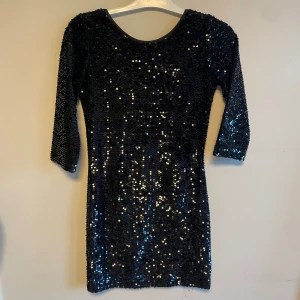 Paljett klänning  - Svart paljettklänning 