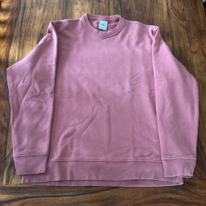 Zara sweatshirt - En jättefin zara sweatshirt som jag tyvärr måste sälja då jag vuxit ur den. Den är väl använd men fortfarande i väldigt bra skick. Condition: 7/10