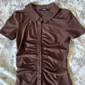 Säljer denna jättefina bruna tröjan med krage i strl xs från bik bok. Använd Max 3-4 gånger och sitter jätte bra på en. Nypris 250 kr