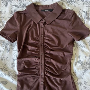 Brun tröja - Säljer denna jättefina bruna tröjan med krage i strl xs från bik bok. Använd Max 3-4 gånger och sitter jätte bra på en. Nypris 250 kr