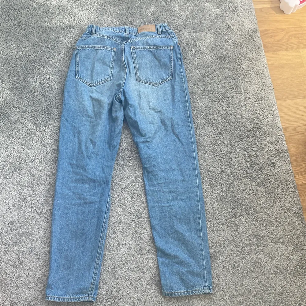 As snygga blåa jeans ❤️ Fint skick och är i storlek 158❤️ Jätte sköna❤️💗 Säljer pga ingen användning🙌🏼❤️ Står inte för frakten och postens slarv 🙌🏼❤️. Jeans & Byxor.