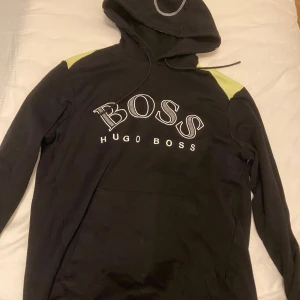 Hugo boss hoodie - Från de gamla modeller alltså säljs inte denna tröjan längre, väldigt fint skick Pris går att diskutera  Skriv för fler bilder