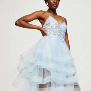 Balklänning - En snygg blå klänning perfekt för bröllop, bal, you name it! Den är som ny och har inga hål eller fläckar. Den är strl 36 och är från mascara. Original priset på klänningen är 3 015kr på zalando men jag säljer den för 2 000kr.