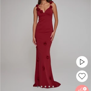 Röd balklänning  - Intressekoll!! Röd balklänning från Nelly, helt slutsåld! Oanvänd med prislapp kvar ❤️öppen för prisförslag!