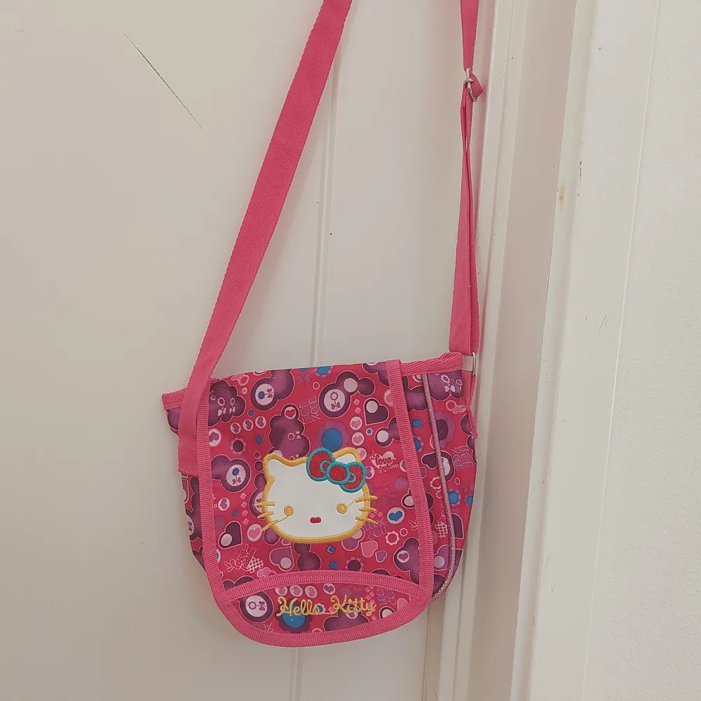 Hello kitty väska som knappt är använd!❤️ kontakta mig om ni vill köpa!. Väskor.