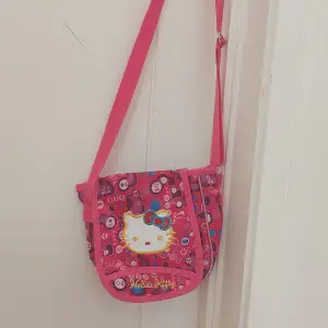 Hello kitty väska som knappt är använd!❤️ kontakta mig om ni vill köpa!