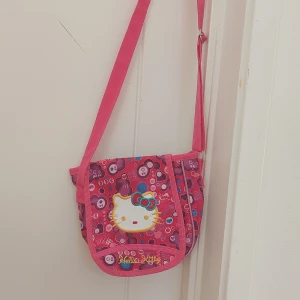 Hello kitty väska - Hello kitty väska som knappt är använd!❤️ kontakta mig om ni vill köpa!