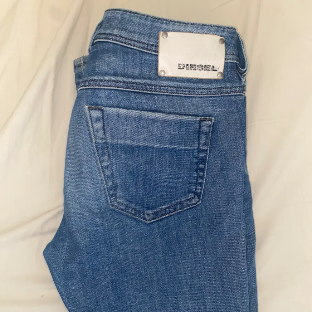 Så snygga lågmidjade bootcut/straight jeans från diesel. I mycket bra skick! Säljer då de blivit lite för små för mig💖. Jeans & Byxor.