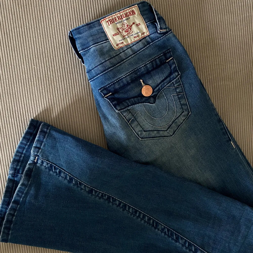 Jeans från True religion i storlek 23. Modellen Joey. Använda 2 gånger 🥰. Jeans & Byxor.