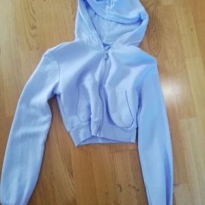 Lila zip up hoodie - Använd en gång storlek xs färg är lila i verkligheten 