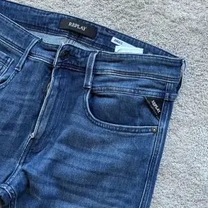 Riktigt feta Replay jeans i storlek 33/34. Jeansen är i ny skick och har då inga defekter!💯 Vid andra frågor och funderingar är de bara att skriva!🙏🏼