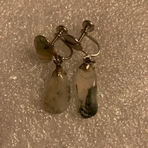 Örhängen med mossagat, skruvmodell  - Äldre örhängen med mossagat, den övre stenen saknas på ena örhänget annars inget att anmärka på. Skruvmodell, hål i öronen behövs alltså inte. 