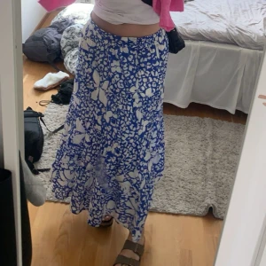 Långkjol  - Säljer denna jättesöta långkjolen från Lindex som jag köpte förra sommaren. Endast använd en gång, säljer då den tyvärr inte kommer till användning. Pris kan diskuteras 💘