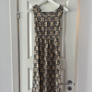 Vadlång klänning - Vadlång klänning i tunt materisl. Mkt skön sommarsval med lätt resår i midjan