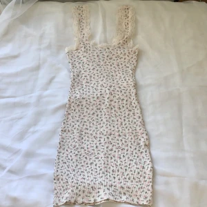 Blommig klänning🌸 - Säljer den här klänningen med rosa blommor med spets längst upp! Perfekt för sommaren och en är i storlek XXS men går att töja ut💞 Kom privat för frakten, och hela betalningen sker via swish! 