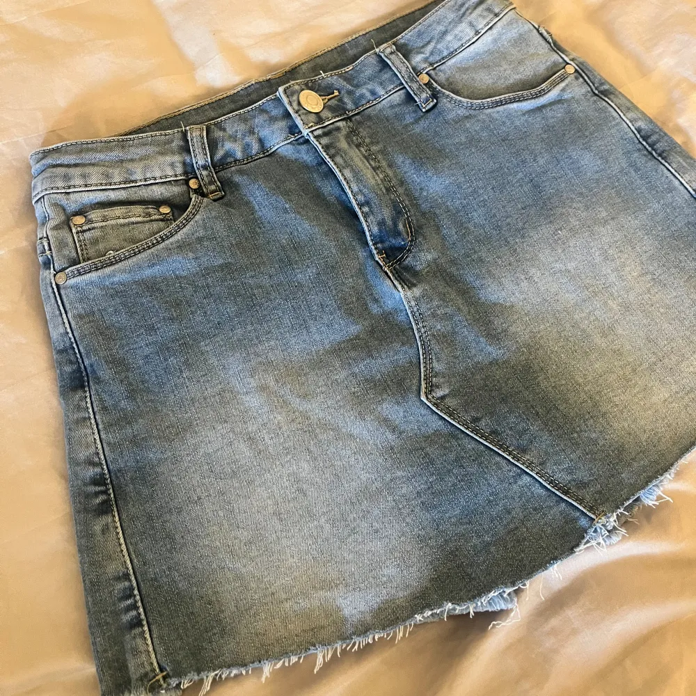 Säljer denna super fina jeans kjol då den inte kommer till användning längre. Super fint skick då den knappt är använd. Kjolen har inbyggda shorts som syns på de sista bilderna. Vet ej märke men original pris var nog ca 400. Skriv om frågor💓. Kjolar.