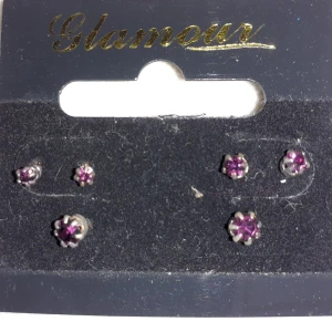 3 par öronhängen - 3 par i olika storlekar, mörklila stenar & nickelfria. Oanvända.