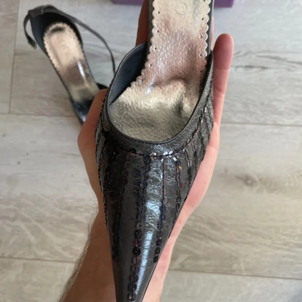 Asballa klacksskor som precis är köpta av en tidigare ägare men tyvärr inte passade mig, gamla ägaren sa att skorna var nya utan prislapp så de är i väldigt fint skick. . Skor.