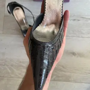 Asballa klacksskor som precis är köpta av en tidigare ägare men tyvärr inte passade mig, gamla ägaren sa att skorna var nya utan prislapp så de är i väldigt fint skick. 