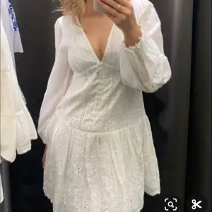 Säljer denna fina klänning från zara🩷 (Inte min bild)