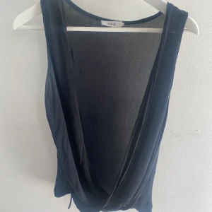 Ahlvar topp - Ahlvar siden topp stl S (obs en liten reva på framsidan, men det är inget man lägger märke till) annars i fint skick 