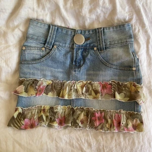 Jeans kjol  - Säljer en jättesöt kjol köpt här på plick då då den är för liten.  Måtten på kjolen är 36 cm rakt över och längden är också 36 cm 🩷  Pris går att diskuteras 🩷 