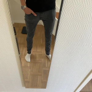 Nudie jeans - Tjena! Säljer nu dessa jeansen från Nudie jeans! De har storleken 32/32 och är i bra skick! Vid minsta fundering är det bara att skriva🙌🏼🙌🏼