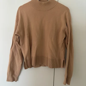 Polotröja & Outher Stories - Stickad polotröja i beige/brun från & Other Stories, knappt använd. Den är i storlek M men liten i storleken💕