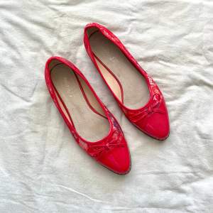 röda ballerina skor med ljus blått inslag! Köpta second hand men var för stora så säljer vidare, därav så smutsiga nertill🫶🏼
