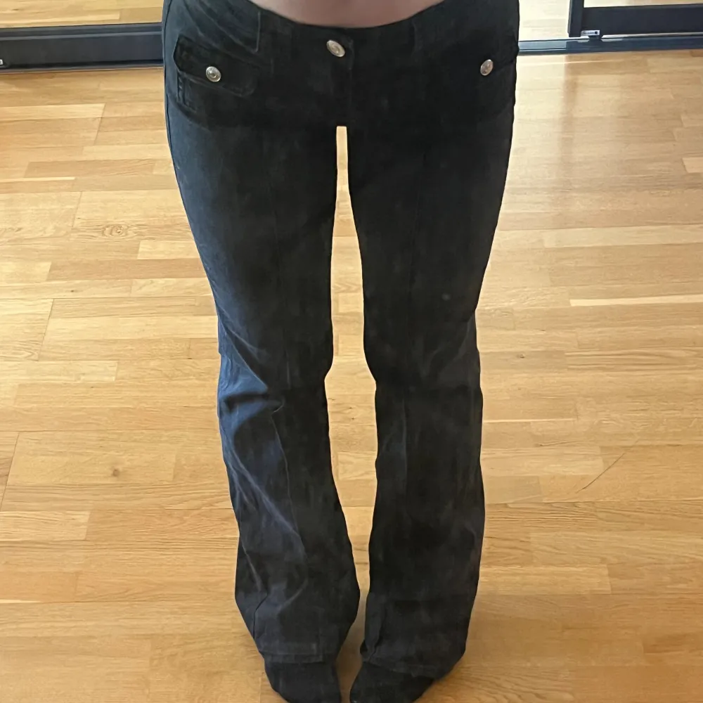 Jättepopulära lågmidjade jeans från HM Helt nya och aldrig använda🫶🏻. Jeans & Byxor.