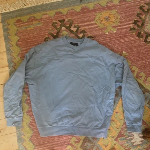 Blå Crewneck strl. M - Blå crewneck i storlek M. Loose fit. 
