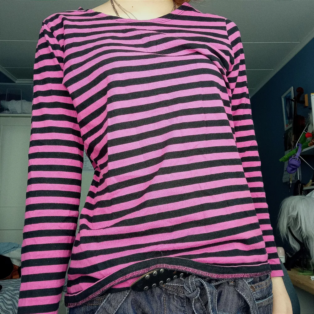 Jättecool randig rosa emo/2000s tröja! Inte använd så mycket men köpt på second hand. . T-shirts.