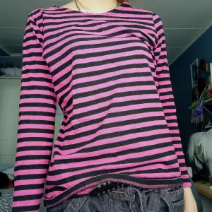 Jättecool randig rosa emo/2000s tröja! Inte använd så mycket men köpt på second hand. 