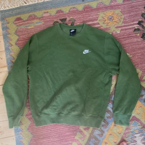 Nike Crewneck strl. M - Crewneck från Nike i bra skick. Mini fläck under loggan men märks knappt. 